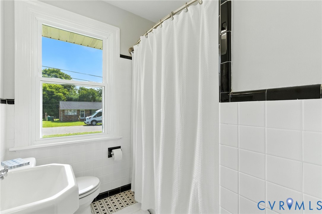 4825 Kinloch Lane Henrico, VA 23231 - Photo 14 of 28 a bathroom with a sink and a bathtub