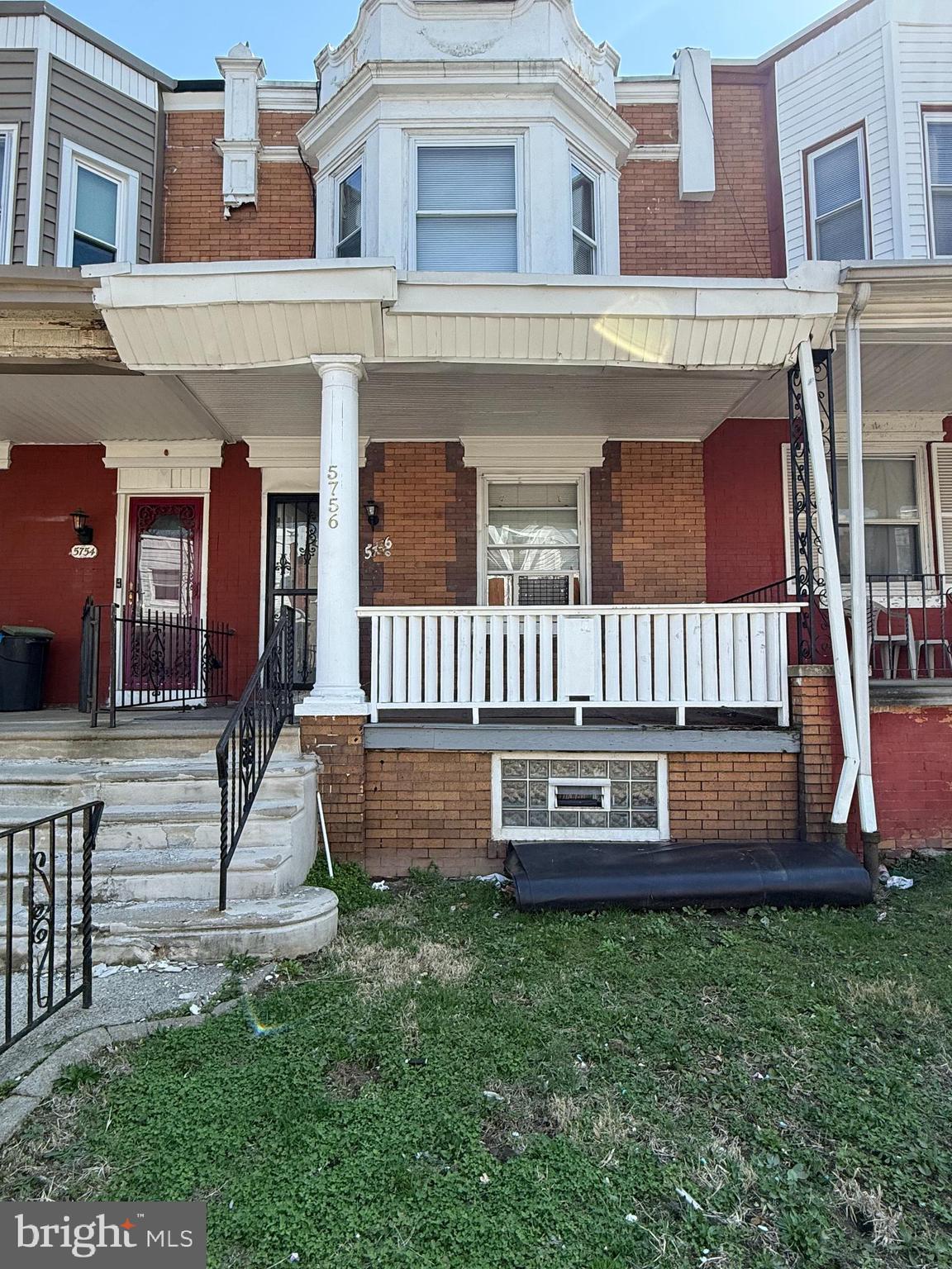 a view of front of house with a yard