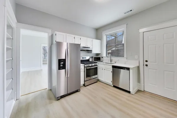 $2,900 | 2114 West Byron Street, Unit 1, Chicago, IL 60618