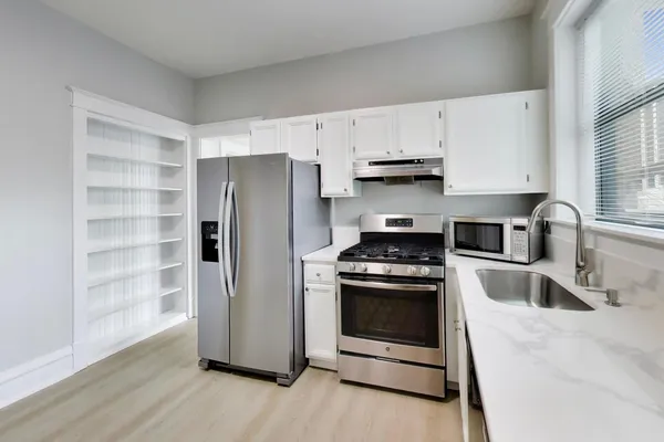 $2,900 | 2114 West Byron Street, Unit 1, Chicago, IL 60618