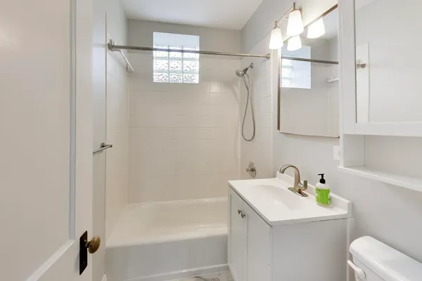 $2,900 | 2114 West Byron Street, Unit 1, Chicago, IL 60618