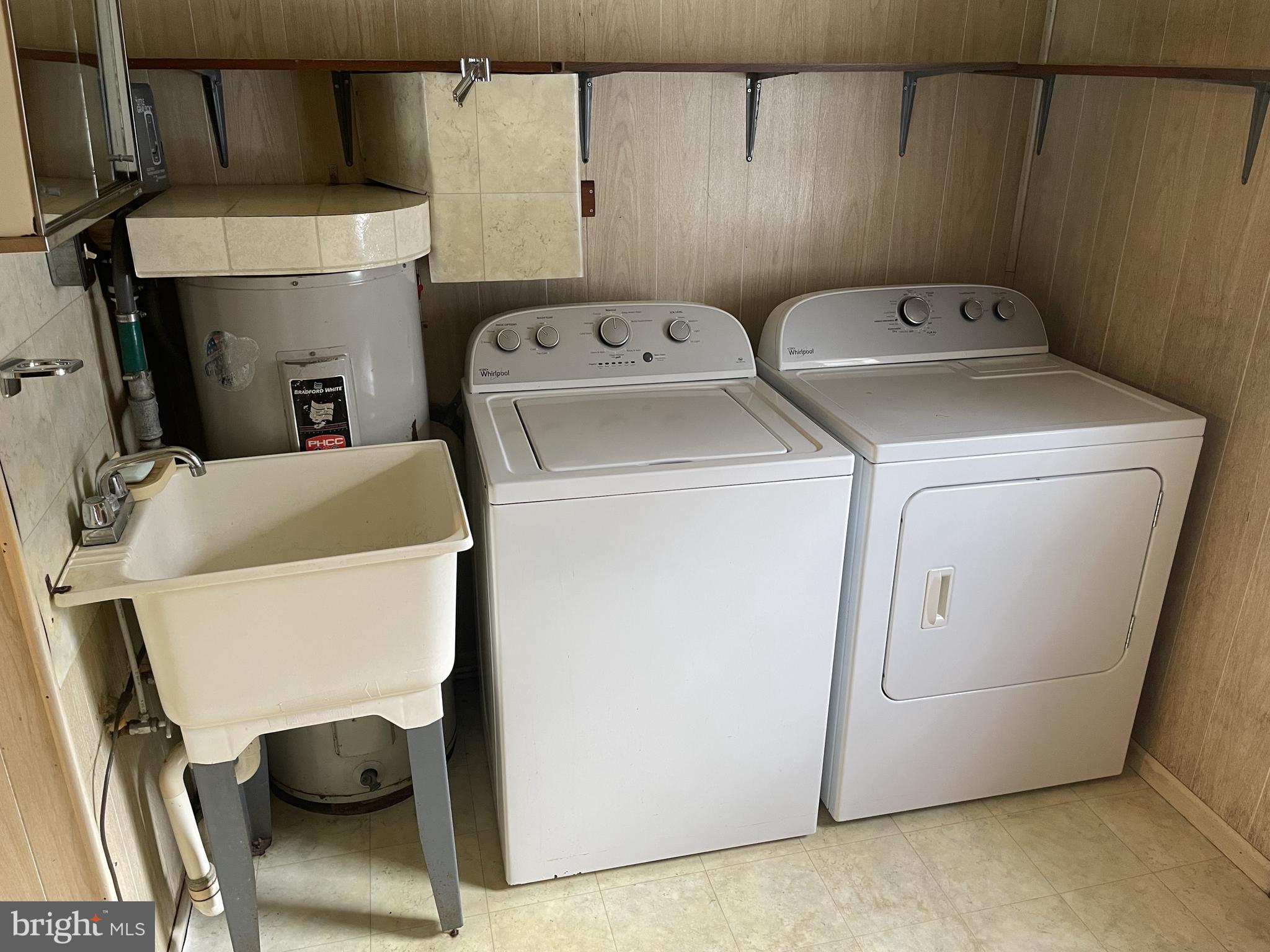 4420 West Denneys Road Dover, DE 19904 - Photo 19 of 36 a utility room with dryer and washer