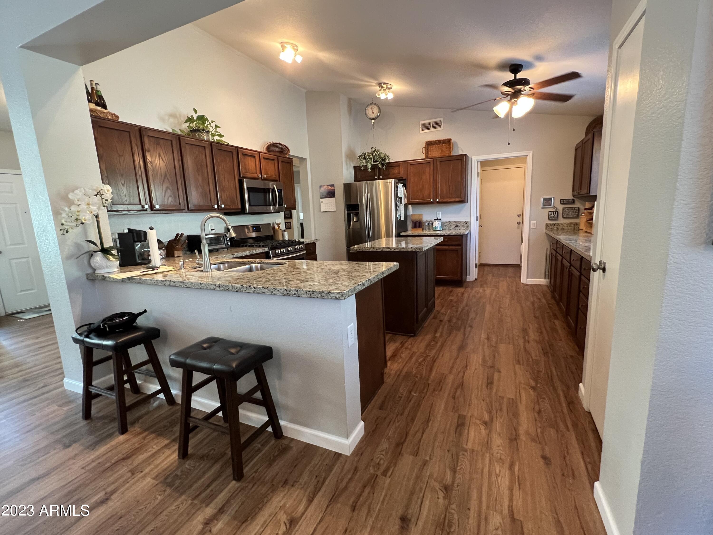 3406 East Escuda Road Phoenix, AZ 85050 - Photo 7 of 40 Room for all in the kitchen!