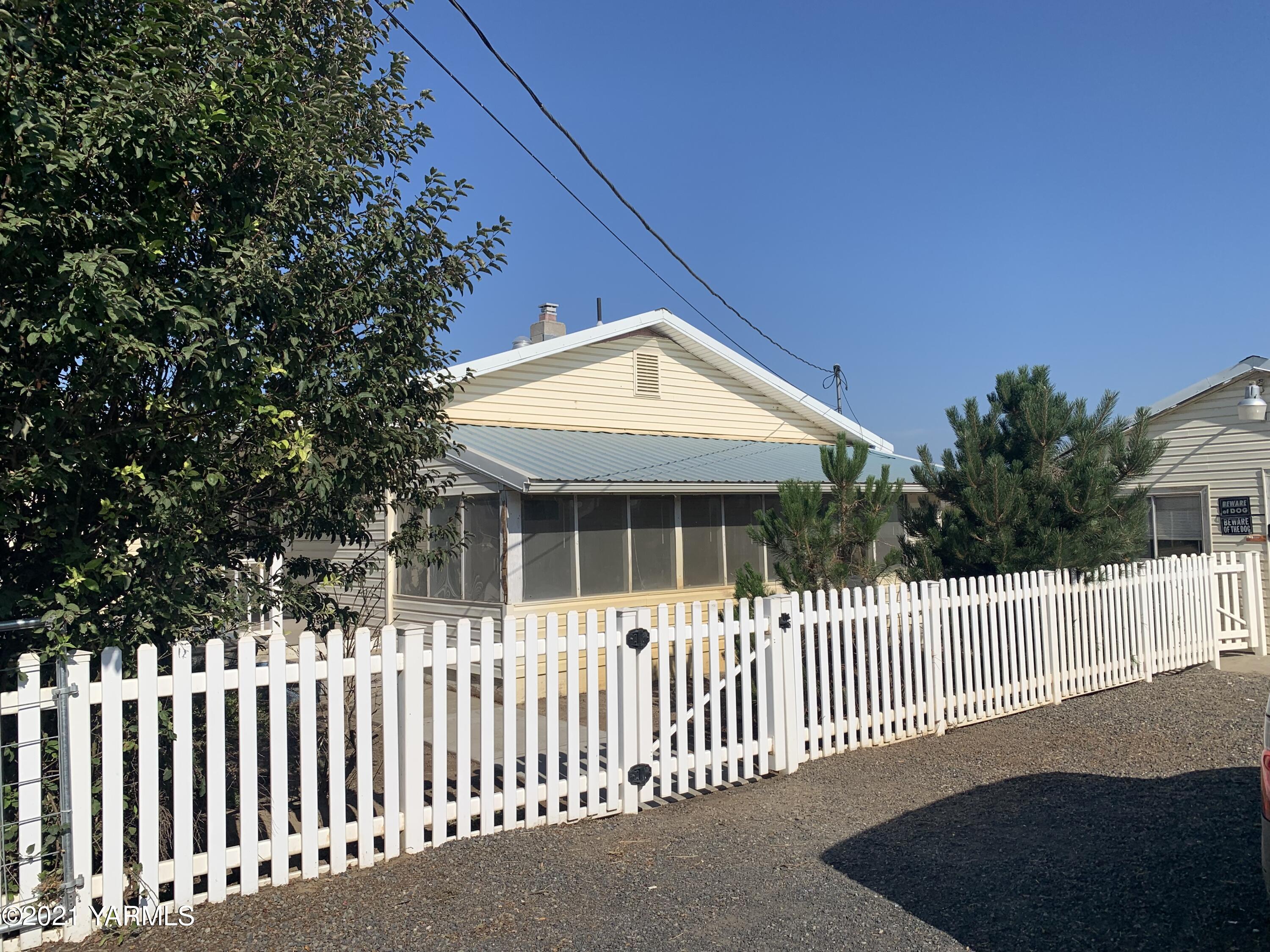 6807 Bell Road Yakima, WA 98901 - Photo 1 of 13 a front view of a house with a garden