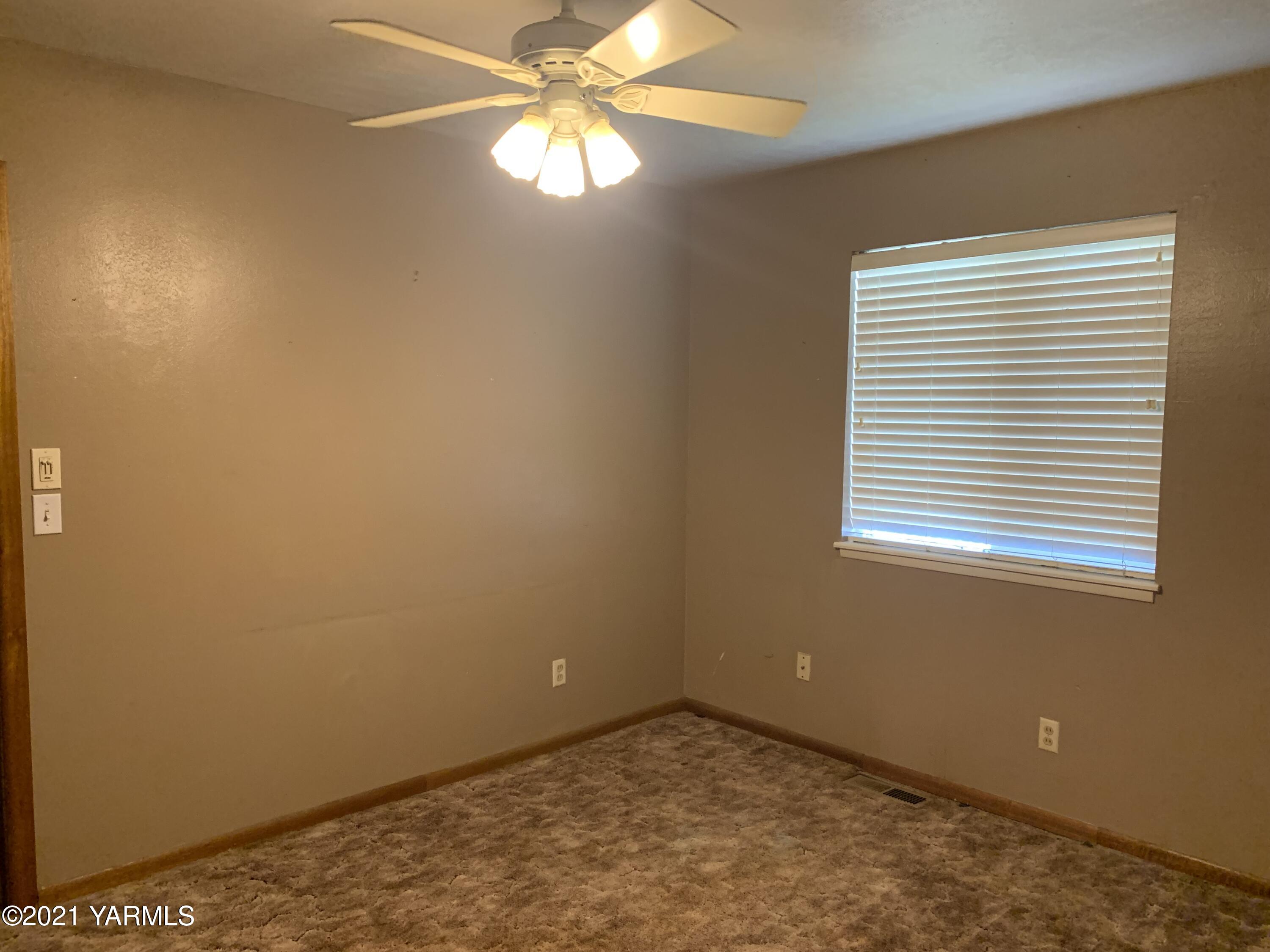 6807 Bell Road Yakima, WA 98901 - Photo 3 of 13 a view of an empty room with a window