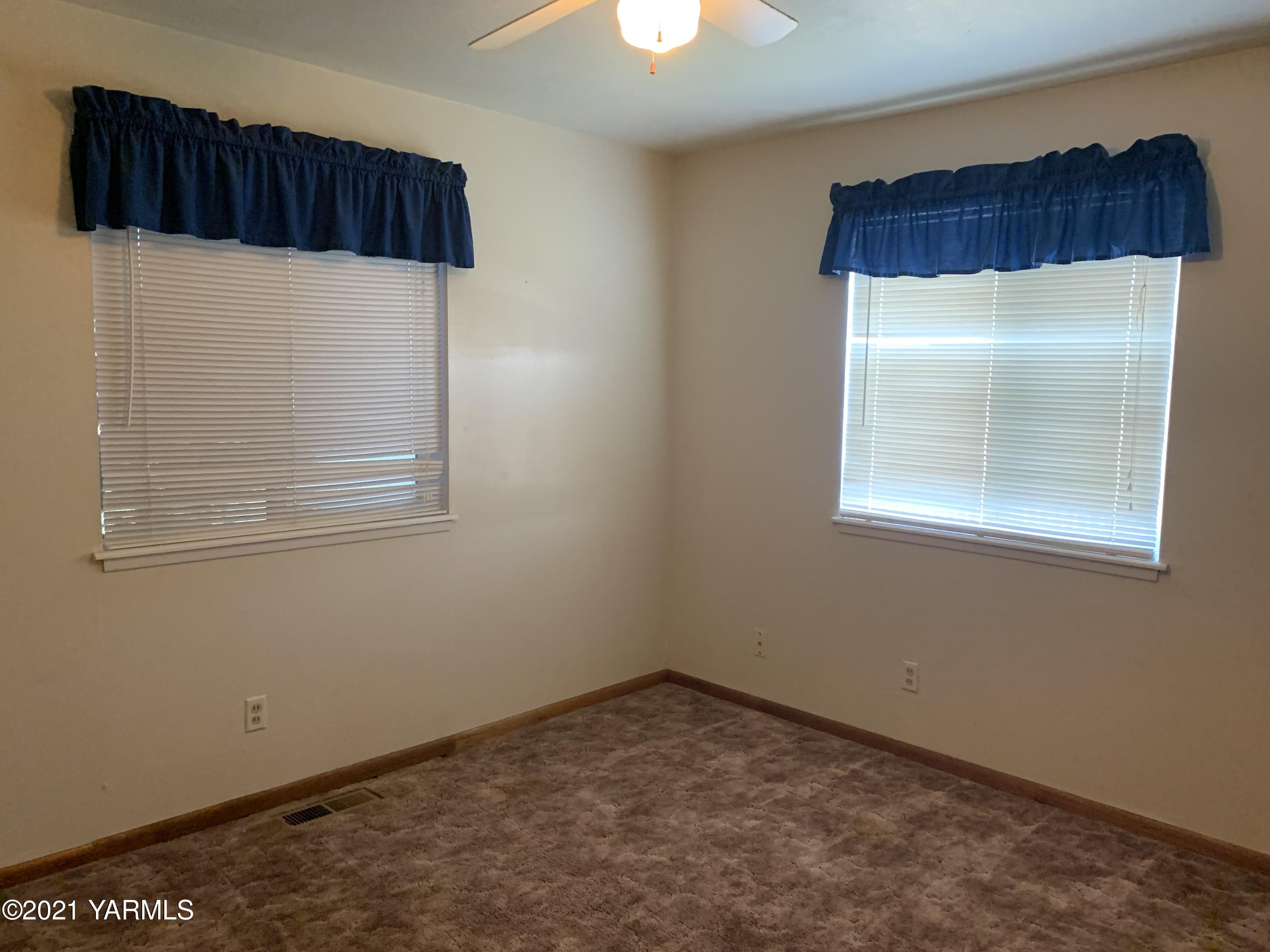 6807 Bell Road Yakima, WA 98901 - Photo 6 of 13 an empty room with a window