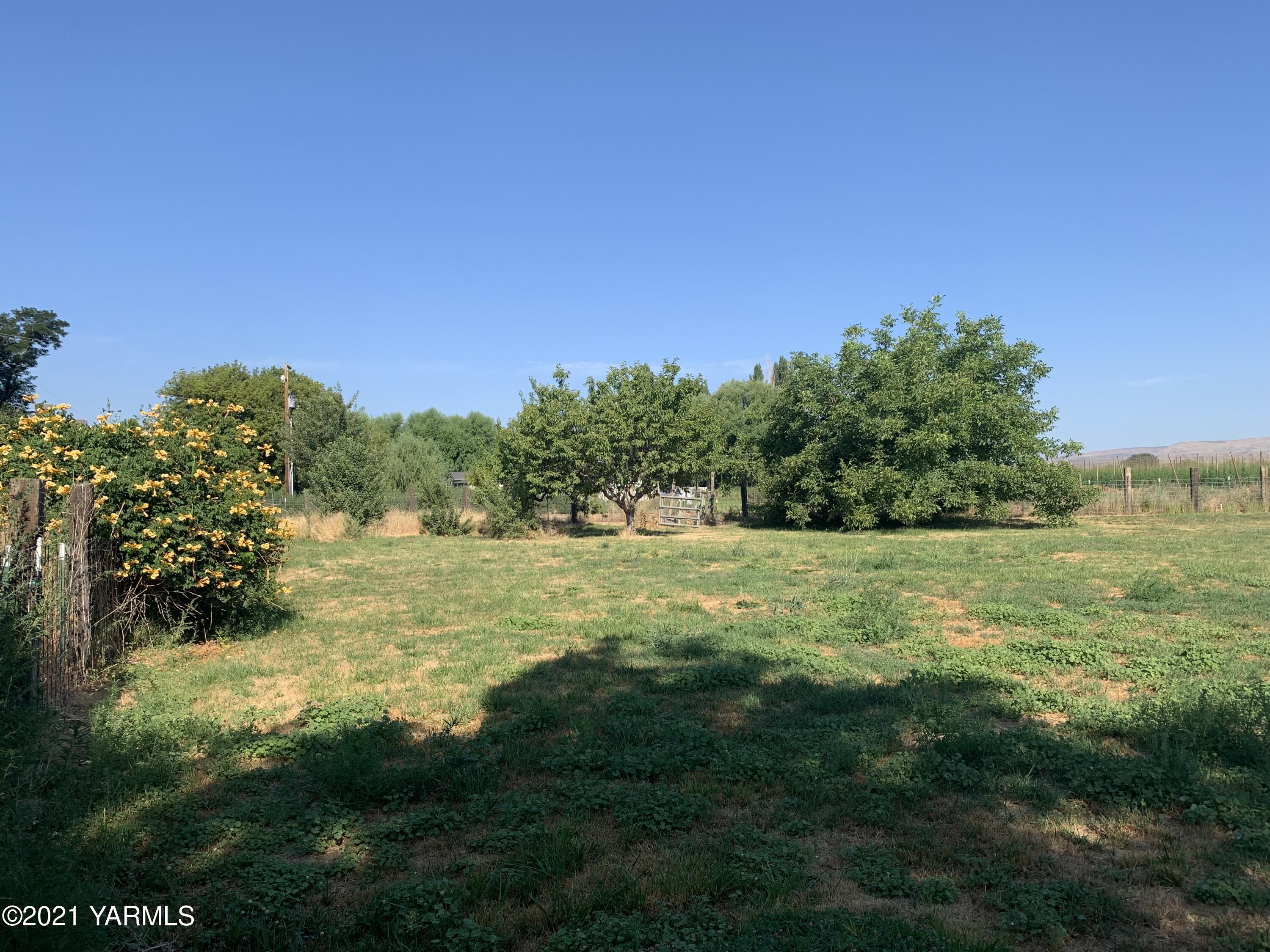 6807 Bell Road Yakima, WA 98901 - Photo 10 of 13 a view of a field with an ocean