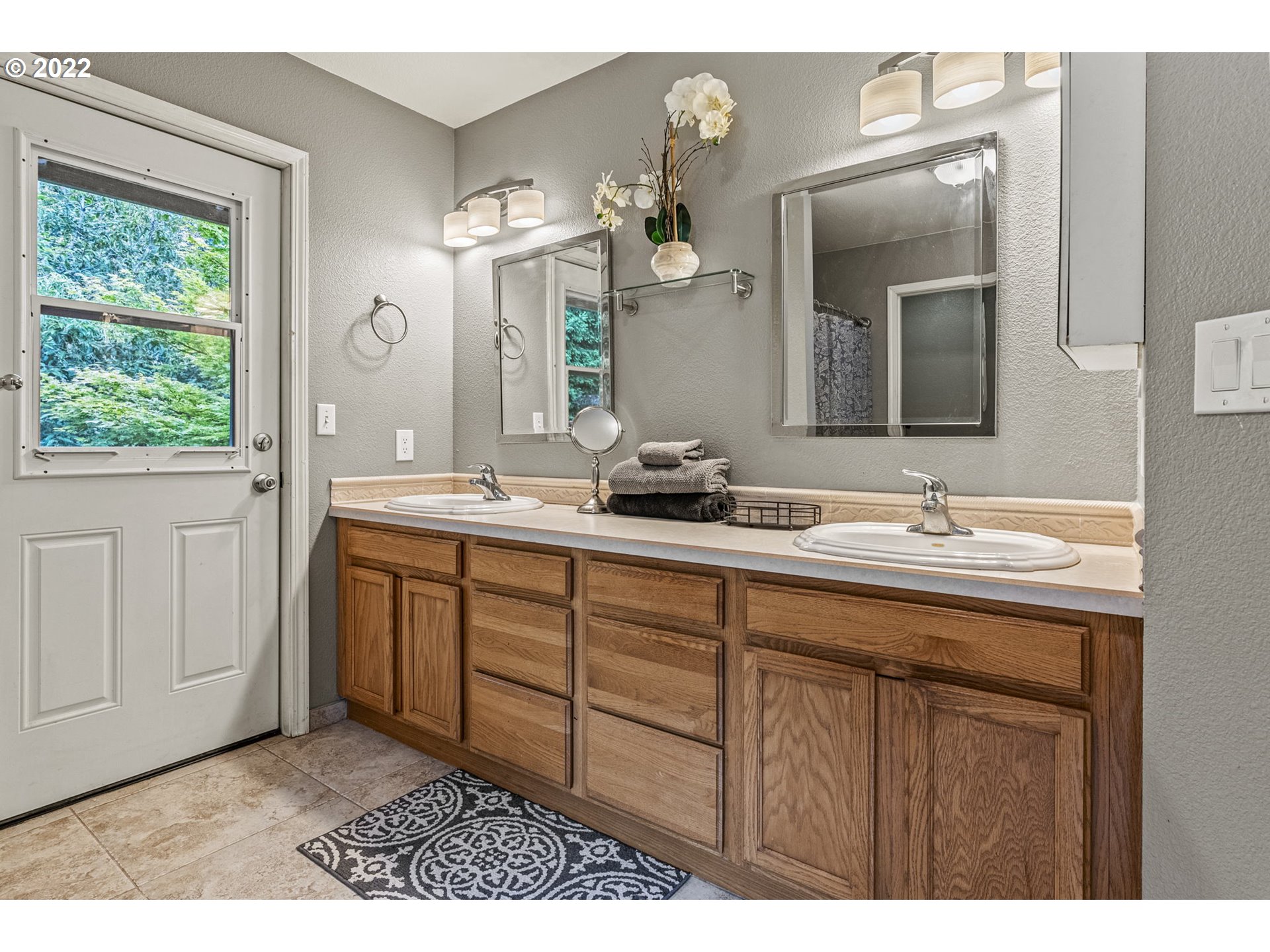 400 North Columbia Heights Road Longview, WA 98632 - Photo 20 of 32 Bathroom, Attached