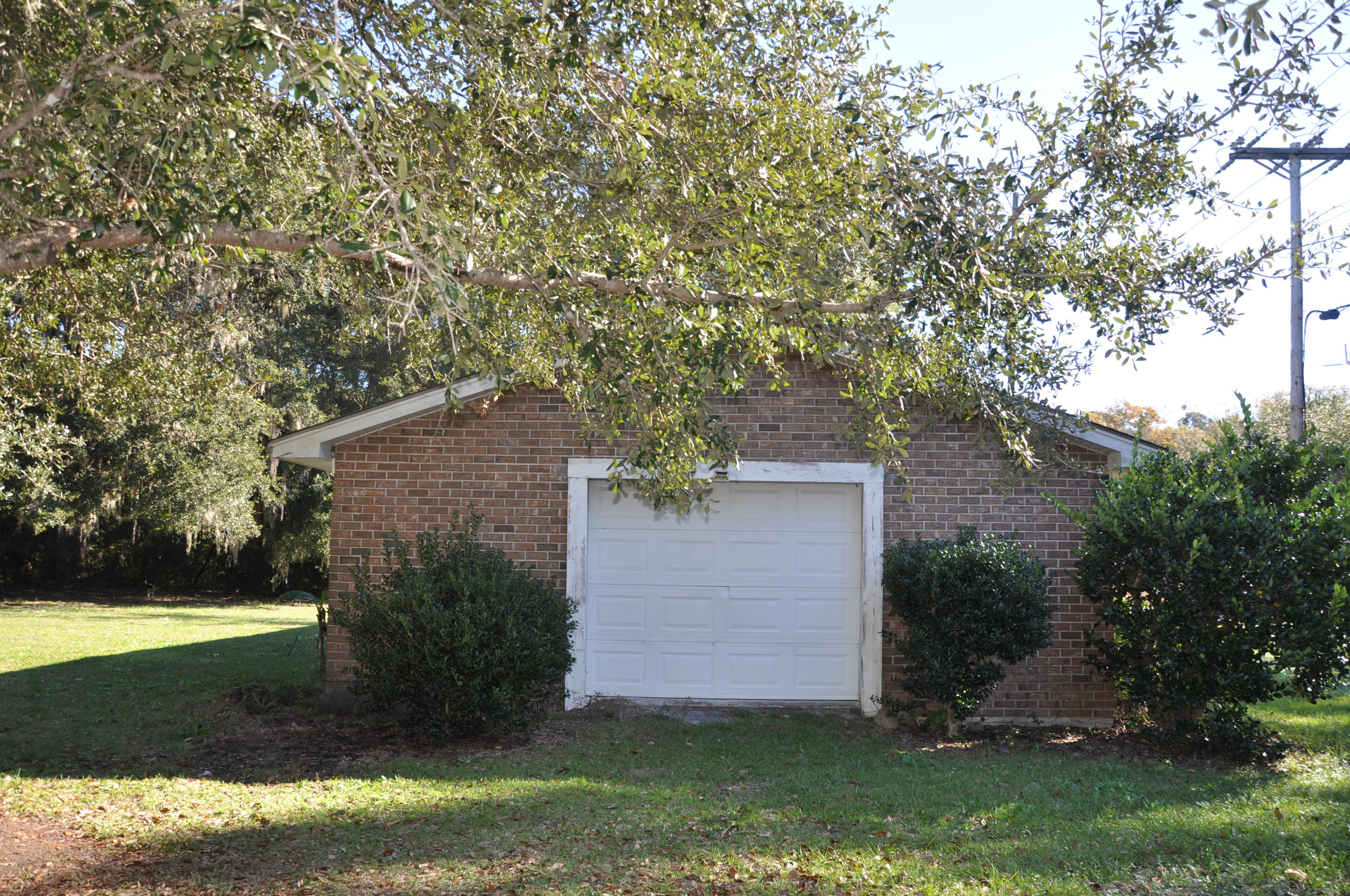 1990 Liberia Road Wadmalaw Island, SC 29487 - Photo 16 of 19 Garage