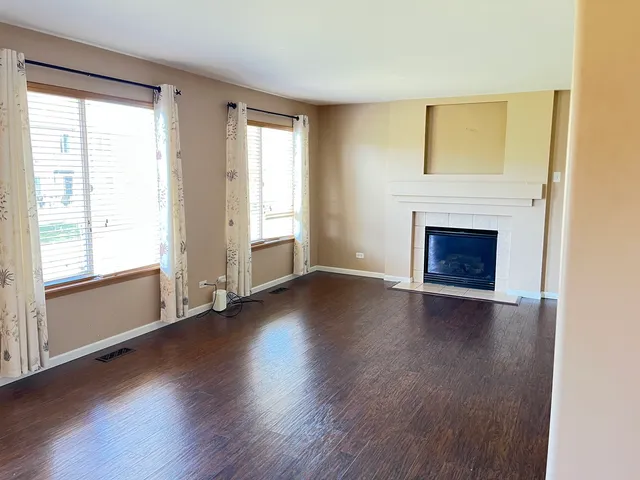 $3,200 | 2289 Grand Pointe Trail, Aurora, IL 60503