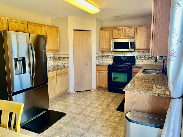 $3,200 | 2289 Grand Pointe Trail, Aurora, IL 60503