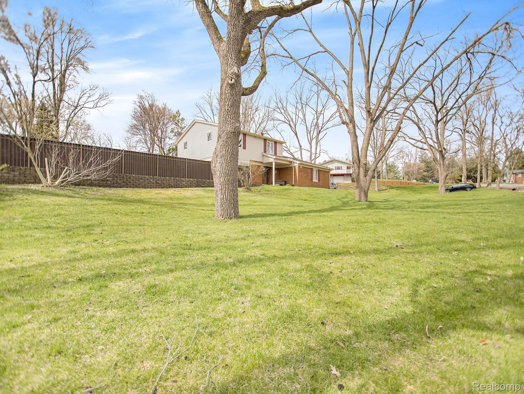 751 Edgewood Drive Rochester, MI 48306 - Photo 5 of 54 751 Edgewood Dr_44.jpg