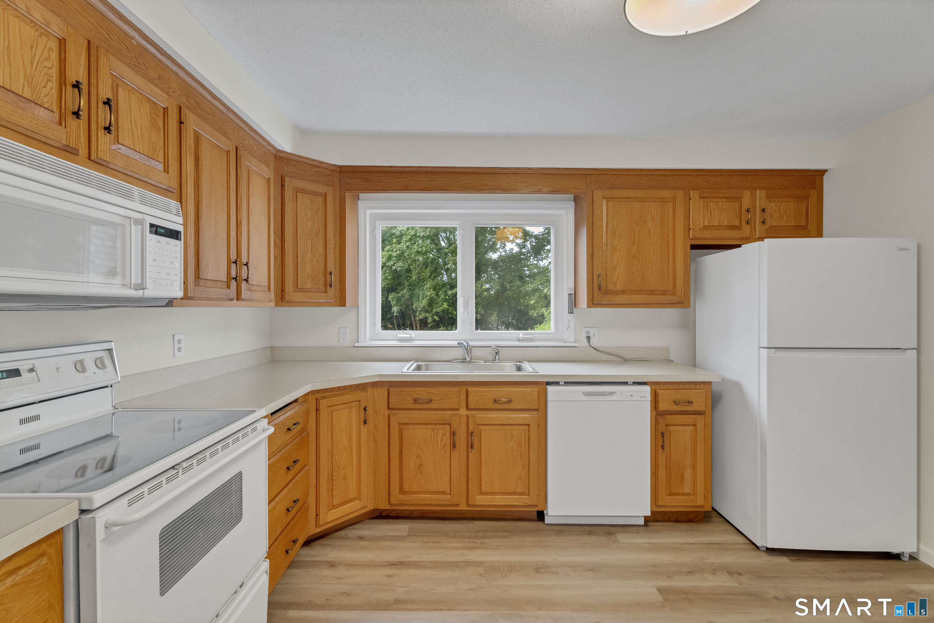 129 Chesterfield Road East Lyme, CT 06333 - Photo 17 of 40