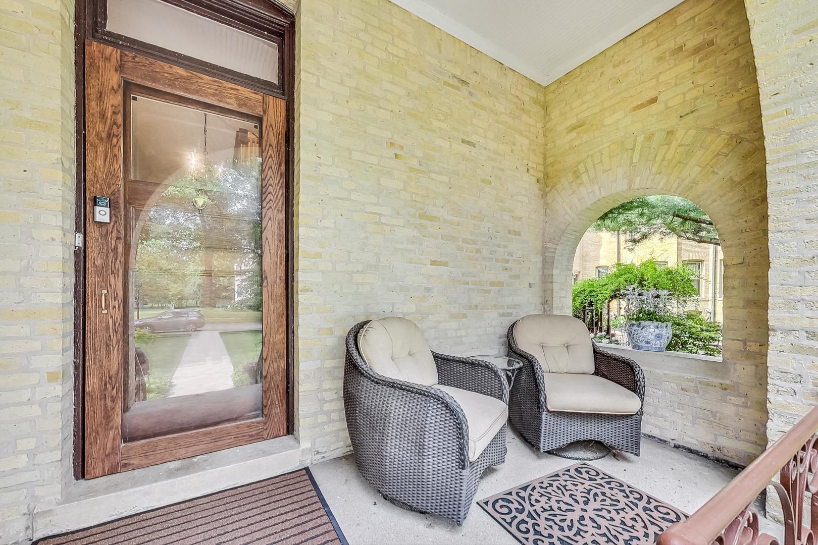 50 MacArthur Loop Highland Park, IL 60035 - Photo 2 of 44 a living room with furniture and a window