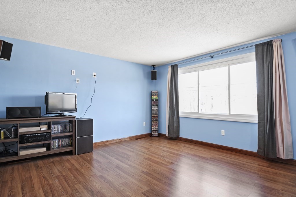 3 Willow Road Ayer, MA 01432 - Photo 5 of 21 Gallery Image 5
