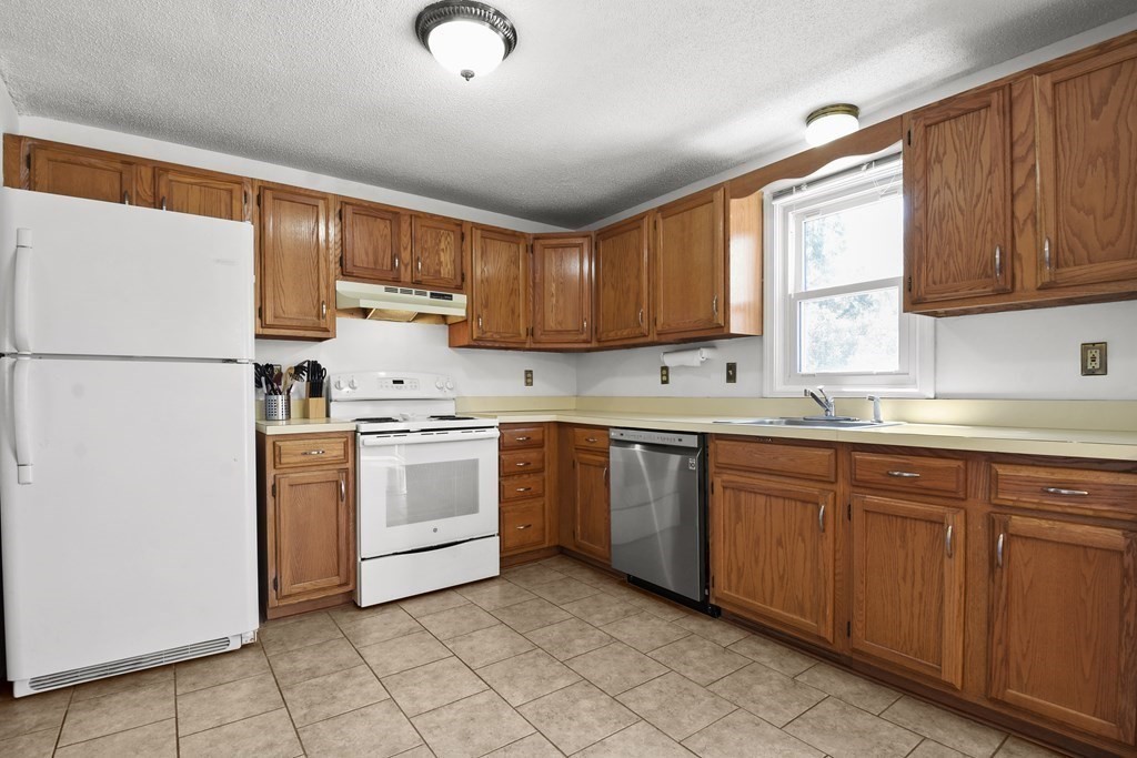 3 Willow Road Ayer, MA 01432 - Photo 8 of 21 Gallery Image 8