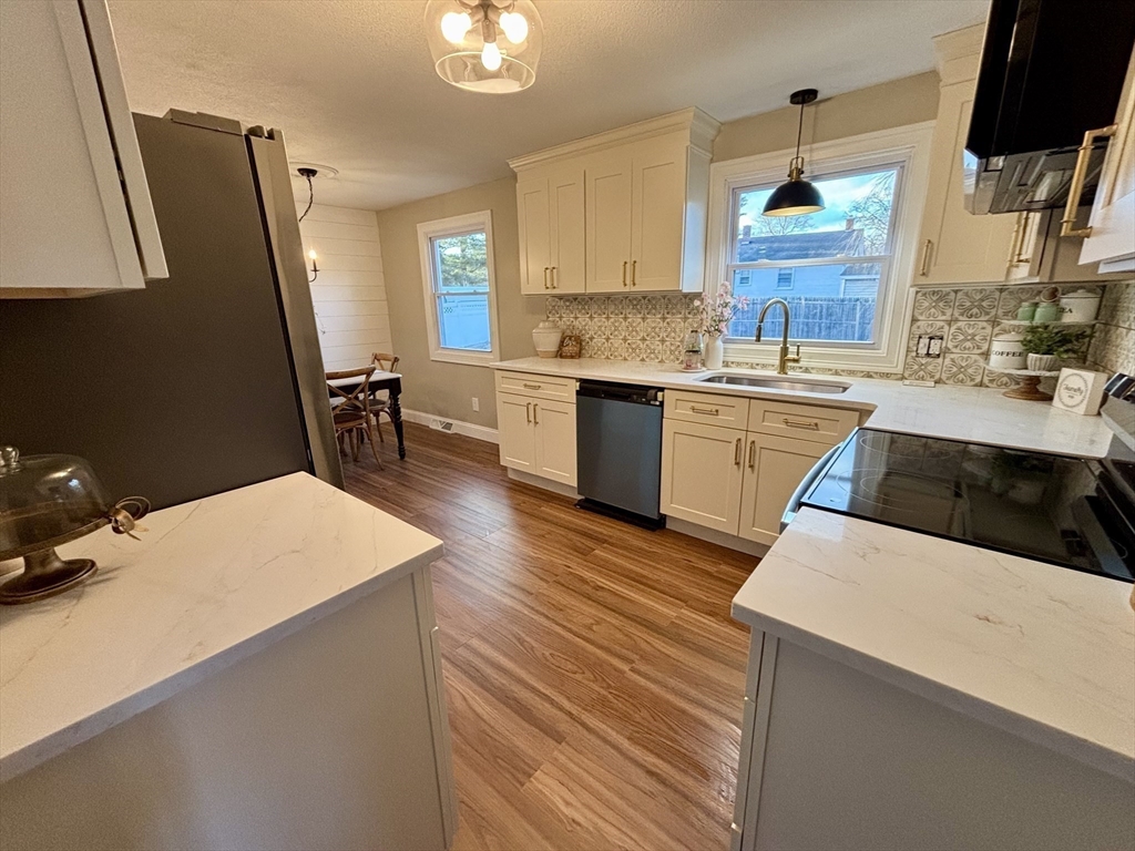 34 Flora Street Springfield, MA 01129 - Photo 12 of 32