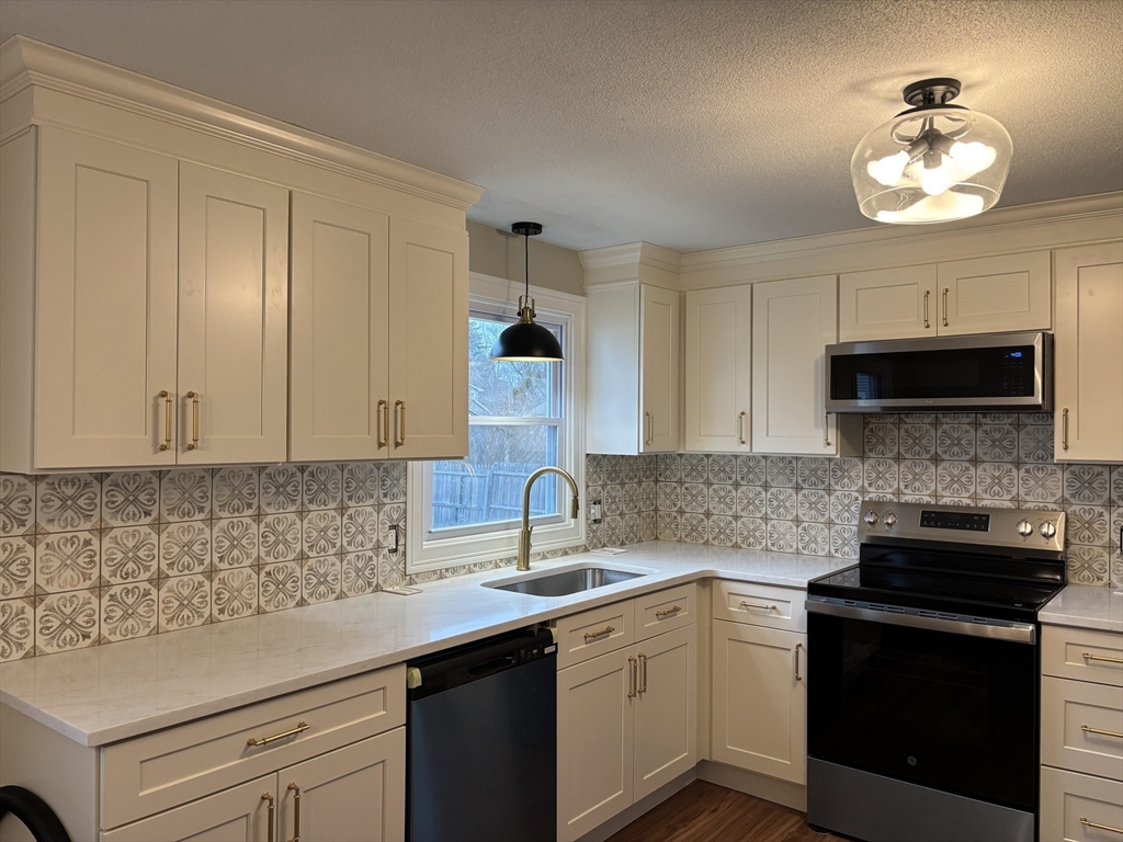 34 Flora Street Springfield, MA 01129 - Photo 2 of 32