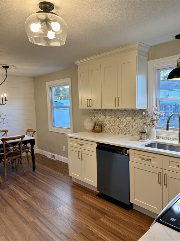 34 Flora Street Springfield, MA 01129 - Photo 3 of 32