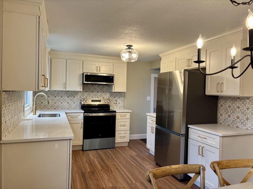 34 Flora Street Springfield, MA 01129 - Photo 6 of 32