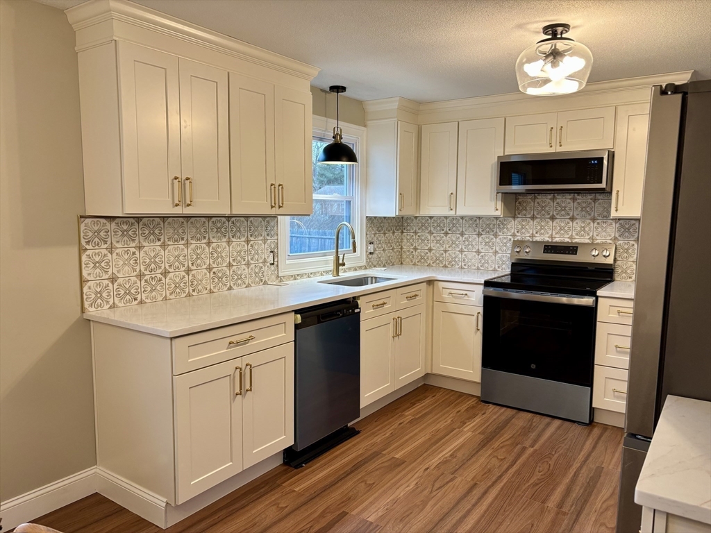 34 Flora Street Springfield, MA 01129 - Photo 7 of 32