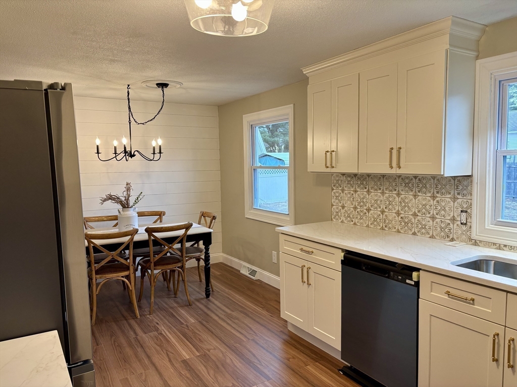 34 Flora Street Springfield, MA 01129 - Photo 9 of 32