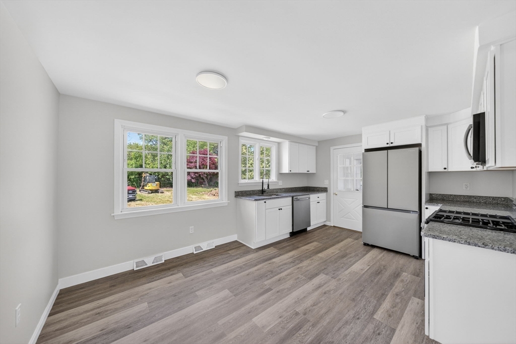 61 Stevens Road Swansea, MA 02777 - Photo 7 of 27