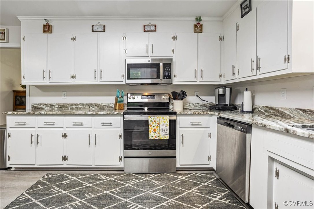 6314 Heritage Road Prince George, VA 23875 - Photo 13 of 26 Kitchen with ornamental molding, light stone count