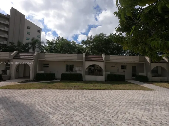 $179,900 | 3930 Inverrary Boulevard, Unit 604D, Lauderhill, FL 33319
