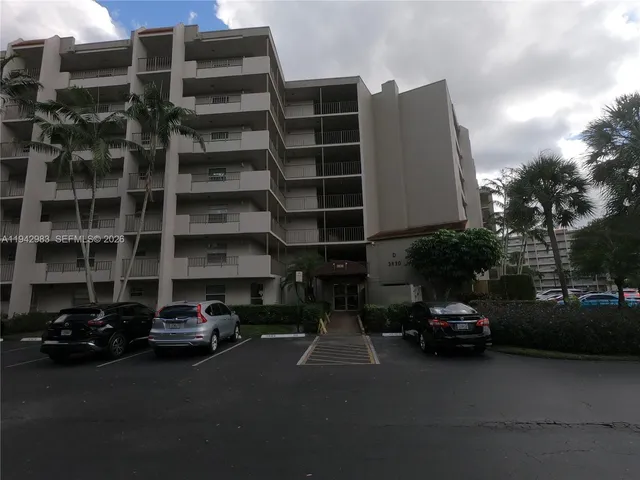 $179,900 | 3930 Inverrary Boulevard, Unit 604D, Lauderhill, FL 33319
