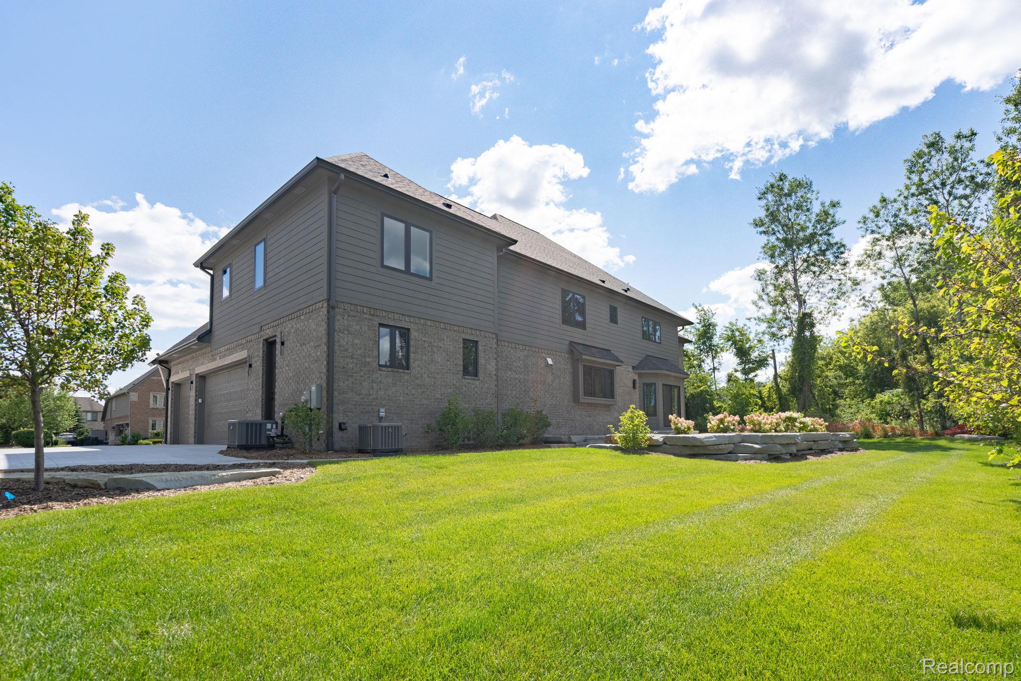 3836 Coachwood Lane Rochester, MI 48309 - Photo 8 of 82 5-web-or-mls-exteriors-5.jpg