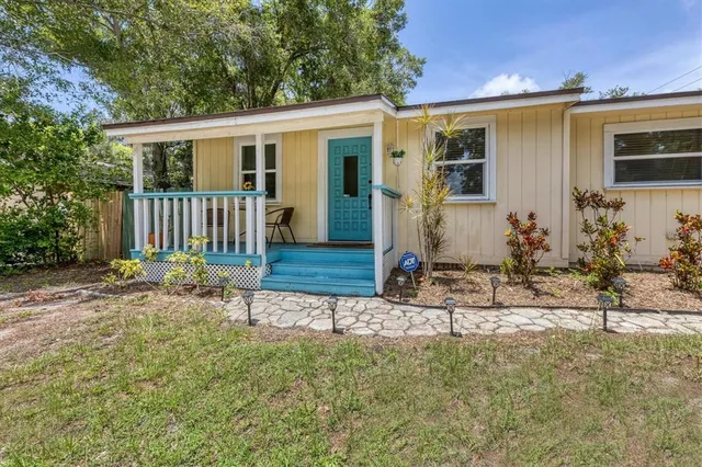 a view of a house with backyard