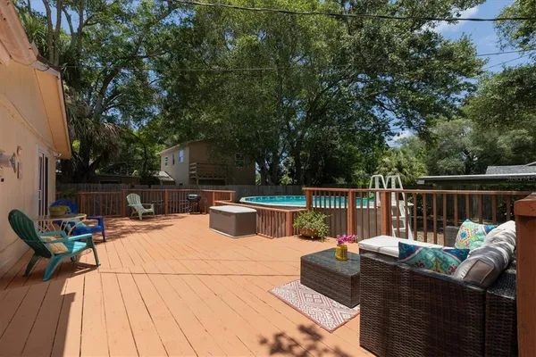 a view of sitting area with furniture