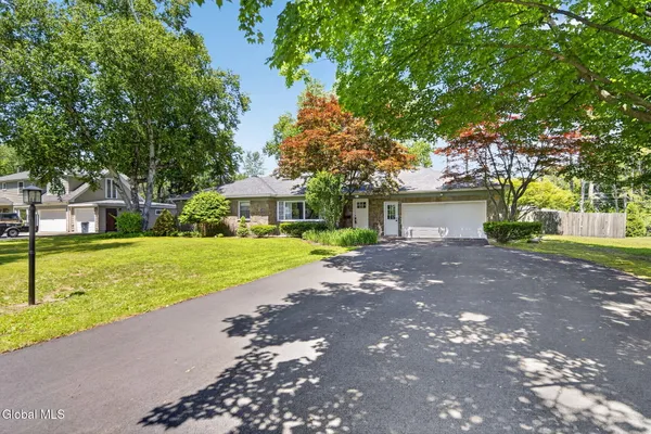 $614,800 | 10 Willo Lane, Colonie, NY 12211
