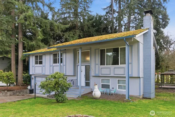 a view of a house with backyard