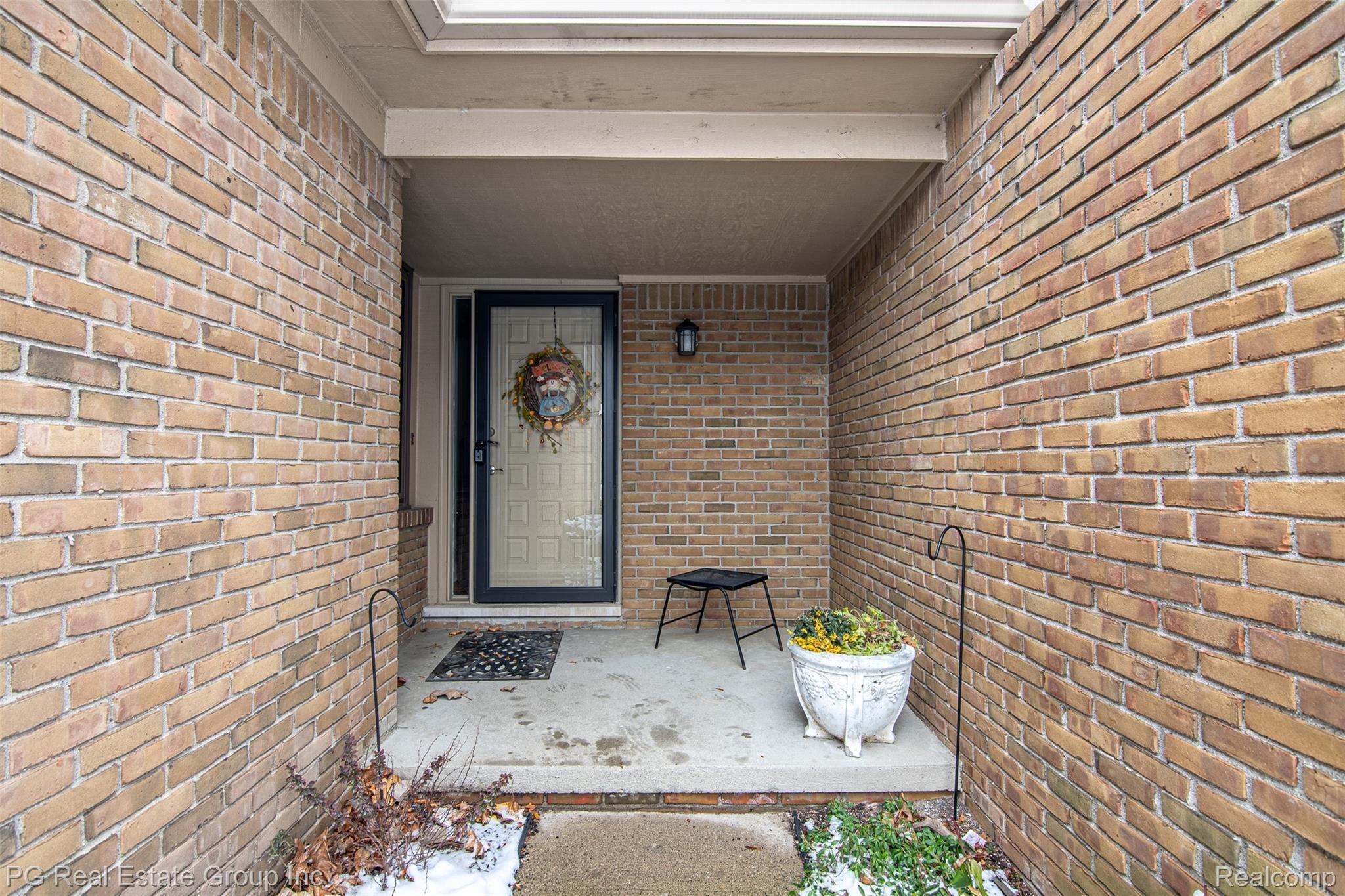 554 Tennyson Rochester, MI 48307 - Photo 4 of 28 554 Tennyson-4.jpg