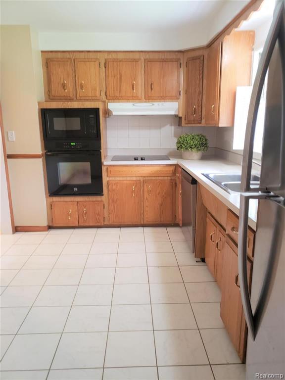 28411 Ridgebrook Road Farmington Hills, MI 48334 - Photo 5 of 35