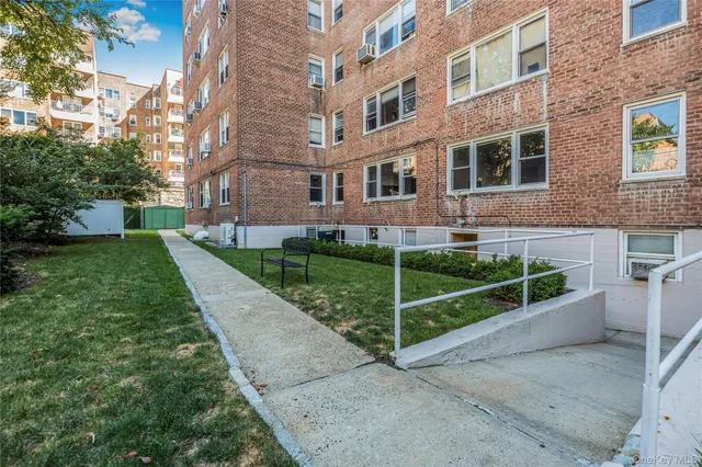 $399,900 | 3725 Henry Hudson Parkway West, Unit 6D | Riverdale