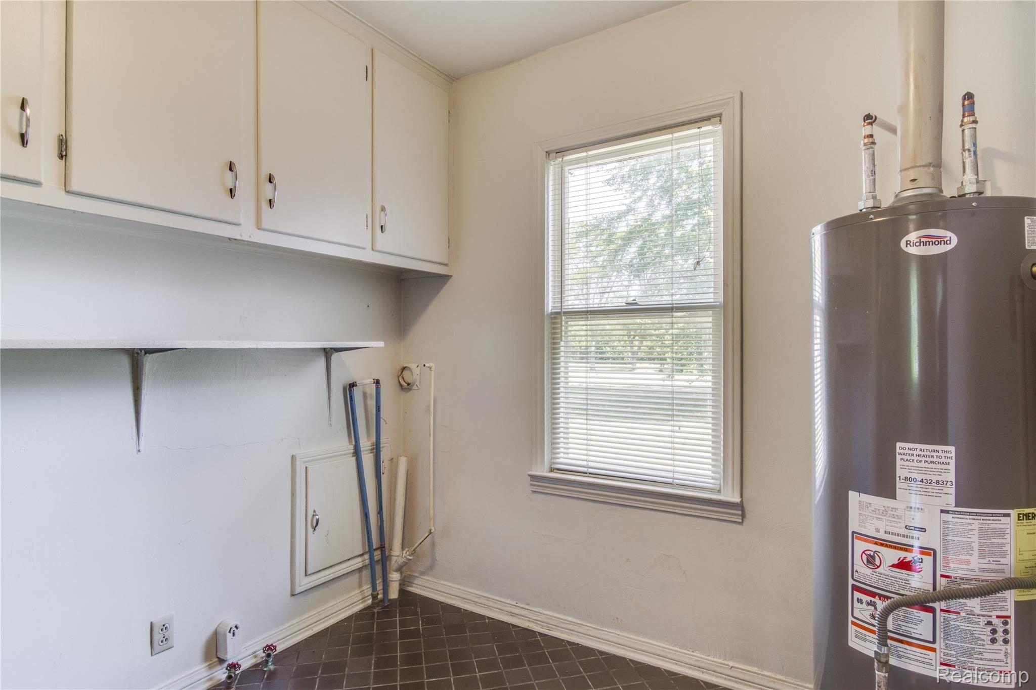 2345 Howe Road Burton, MI 48519 - Photo 10 of 15 Interiors (10 of 14).jpg
