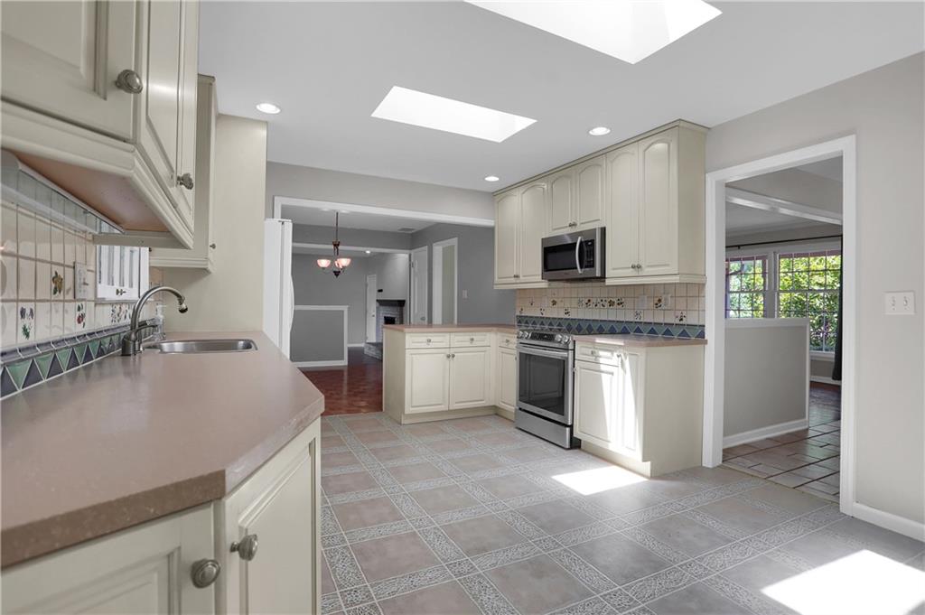 6421 Hythe Road Indianapolis, IN 46220 - Photo 10 of 36 Gallery Image 10