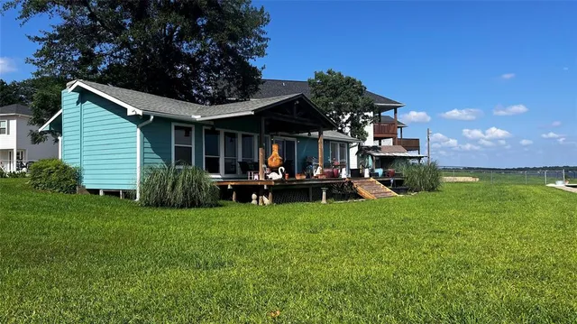 a view of a house with backyard
