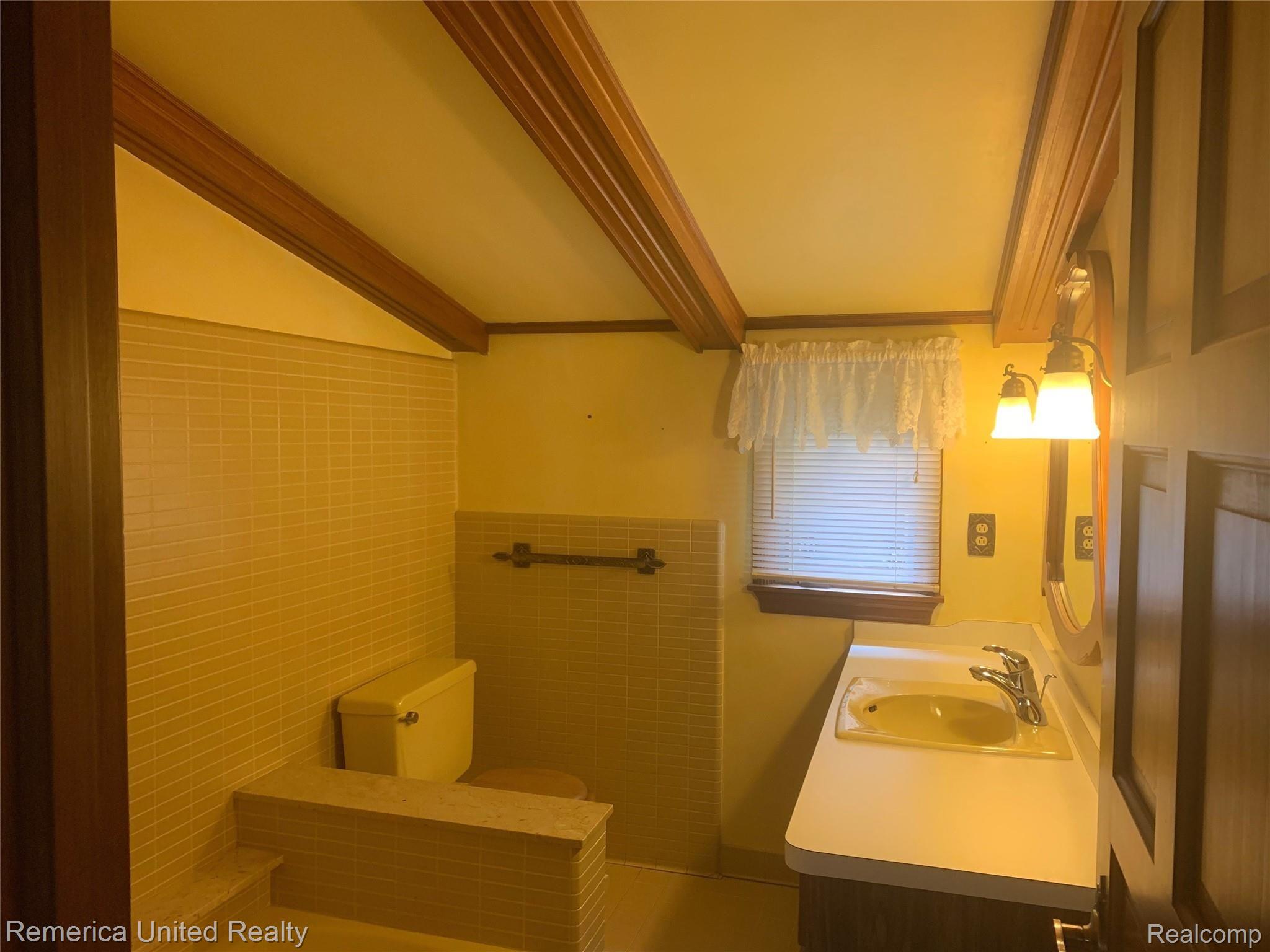 3939 County Line Road Casco, MI 48064 - Photo 36 of 38 FullBathup2 (1).jpeg