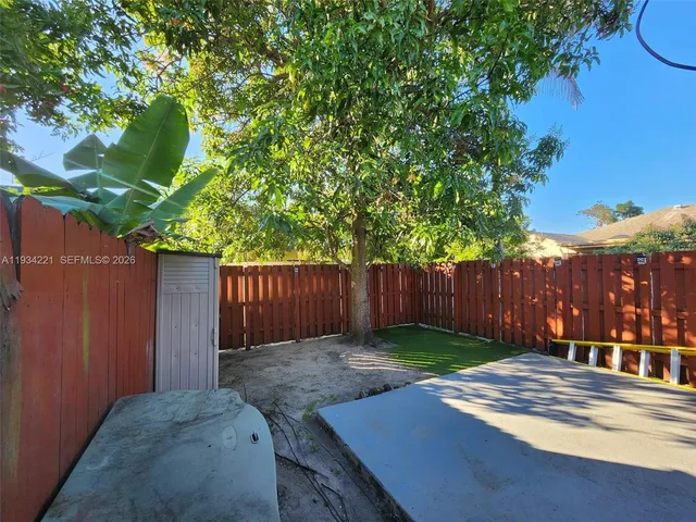 a view of a backyard