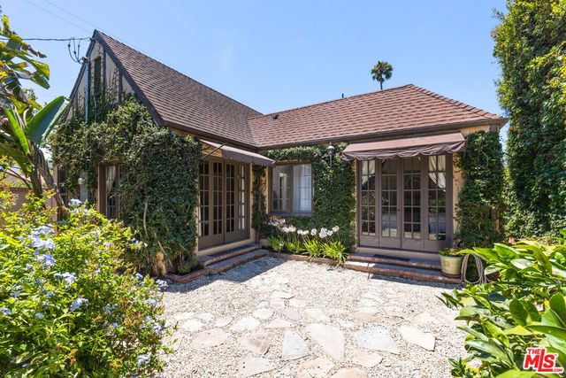 a view of outdoor space yard and porch