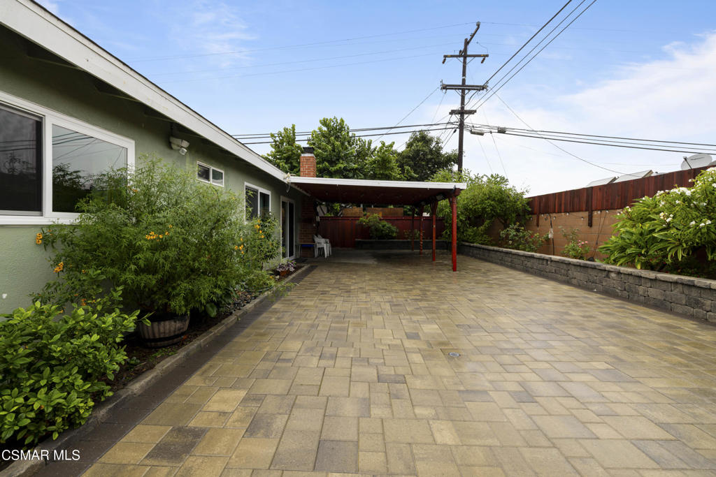 1231 Bluebell Street Oxnard, CA 93036 - Photo 36 of 44 a backyard of a house with lots of green space