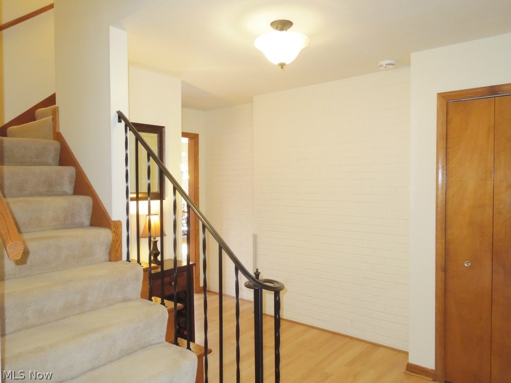 3824 Greentree Road Stow, OH 44224 - Photo 2 of 24 Foyer of home with neutral paint and laminate flooring.