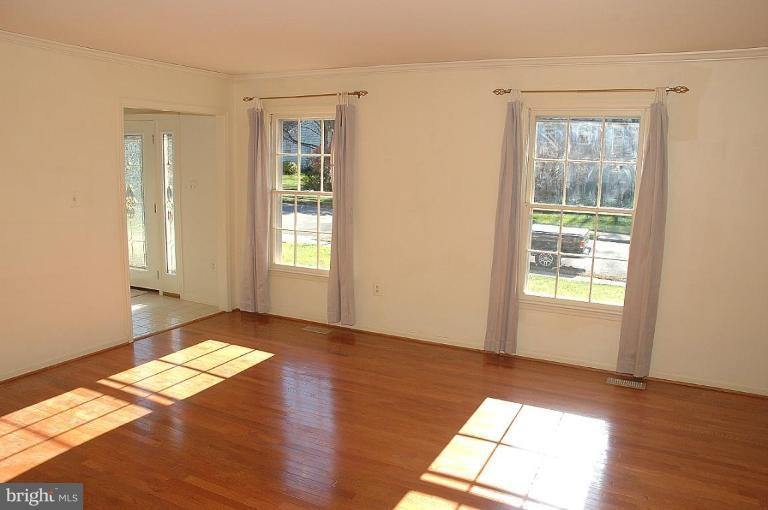 10179 Red Spruce Road Fairfax, VA 22032 - Photo 2 of 17 Living Room