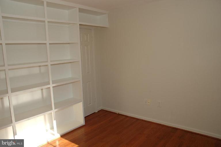 10179 Red Spruce Road Fairfax, VA 22032 - Photo 4 of 17 Library