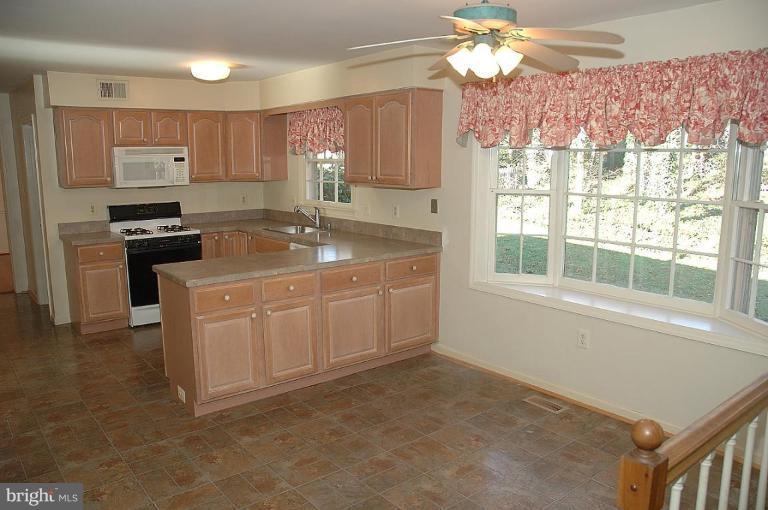 10179 Red Spruce Road Fairfax, VA 22032 - Photo 5 of 17 Kitchen