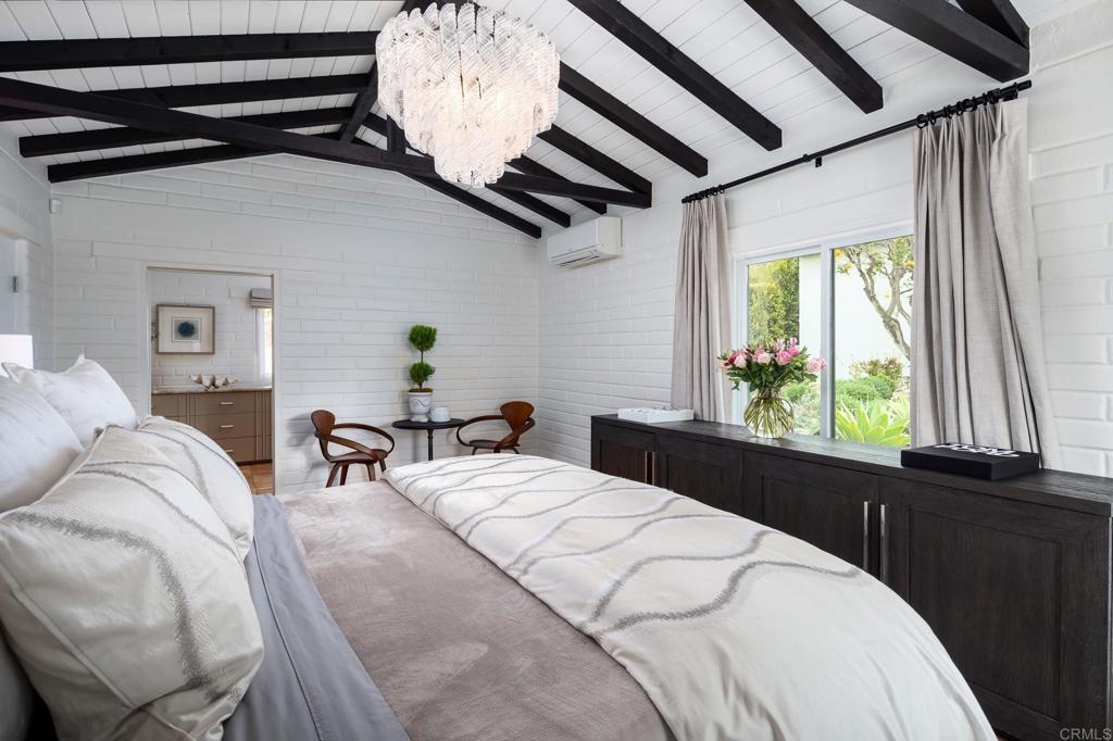 1935 Santa Fe Avenue Del Mar, CA 92014 - Photo 18 of 42 a bed sitting in a bedroom next to a window